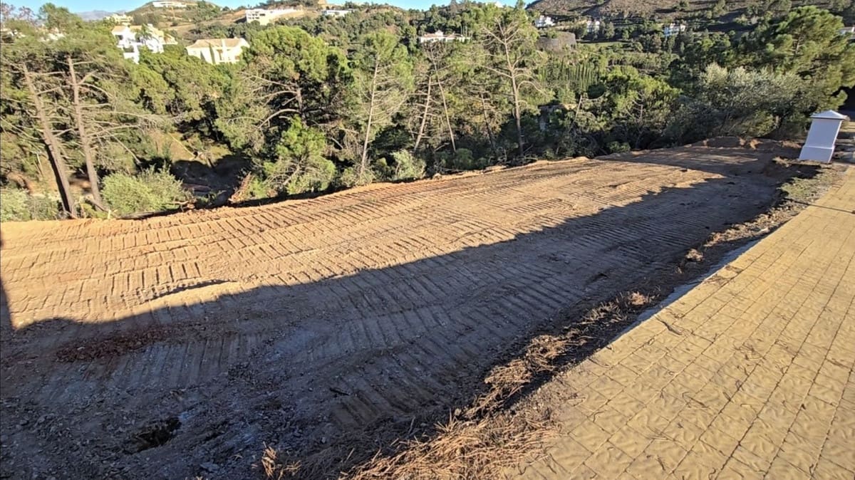 Terrain à Bâtir à vendre à Benahavis - 670 000 € (Ref: 9733252)