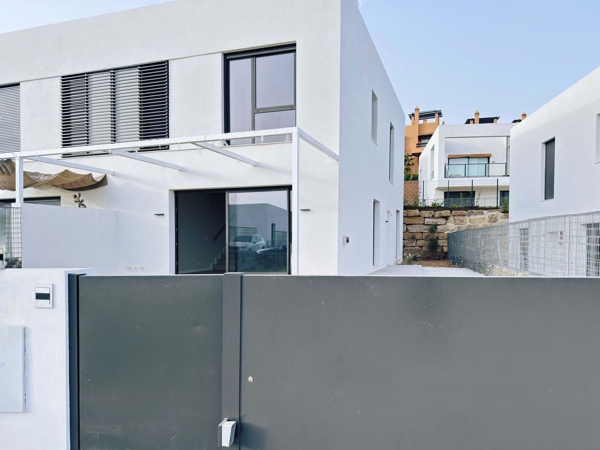 4 bedroom Townhouse for sale in Riviera del Sol with pool garage - € 599,000 (Ref: 9733255)