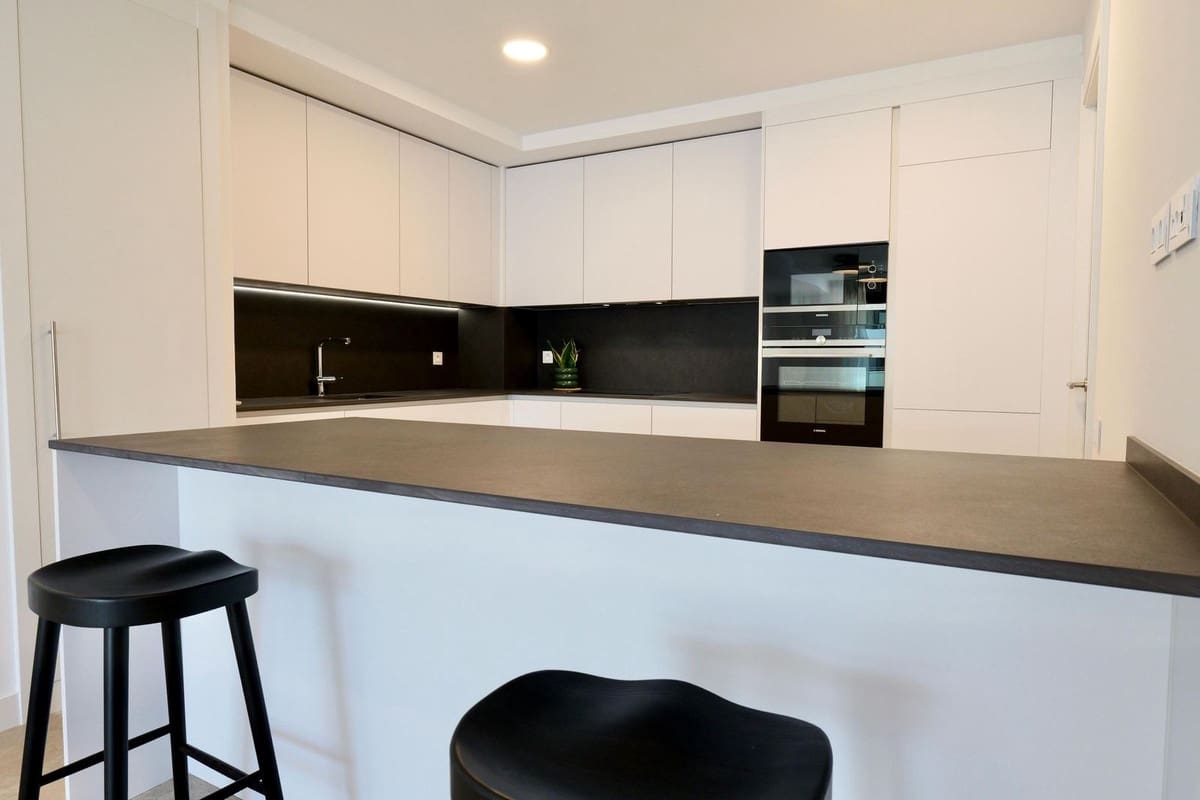 Apartamento de 2 habitaciones en Estepona en venta con piscina garaje - 595.000 € (Ref: 9733256)