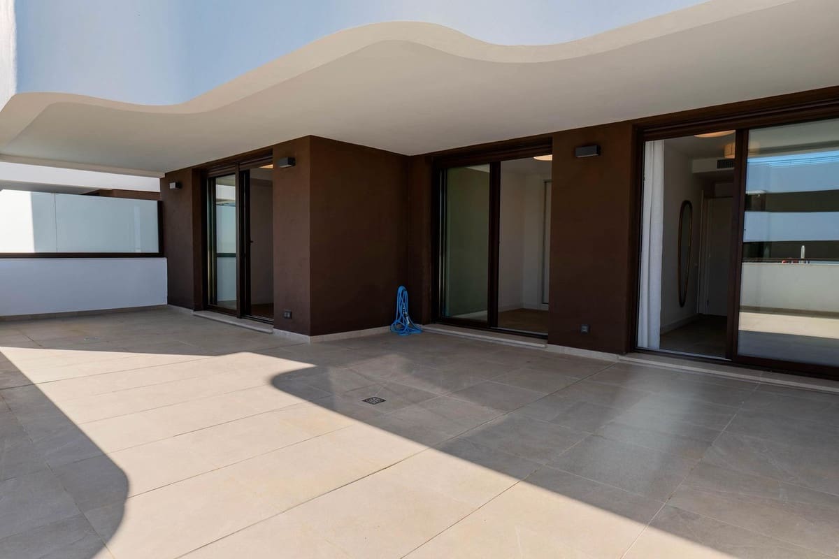 Apartamento de 2 habitaciones en Estepona en venta con piscina garaje - 595.000 € (Ref: 9733256)