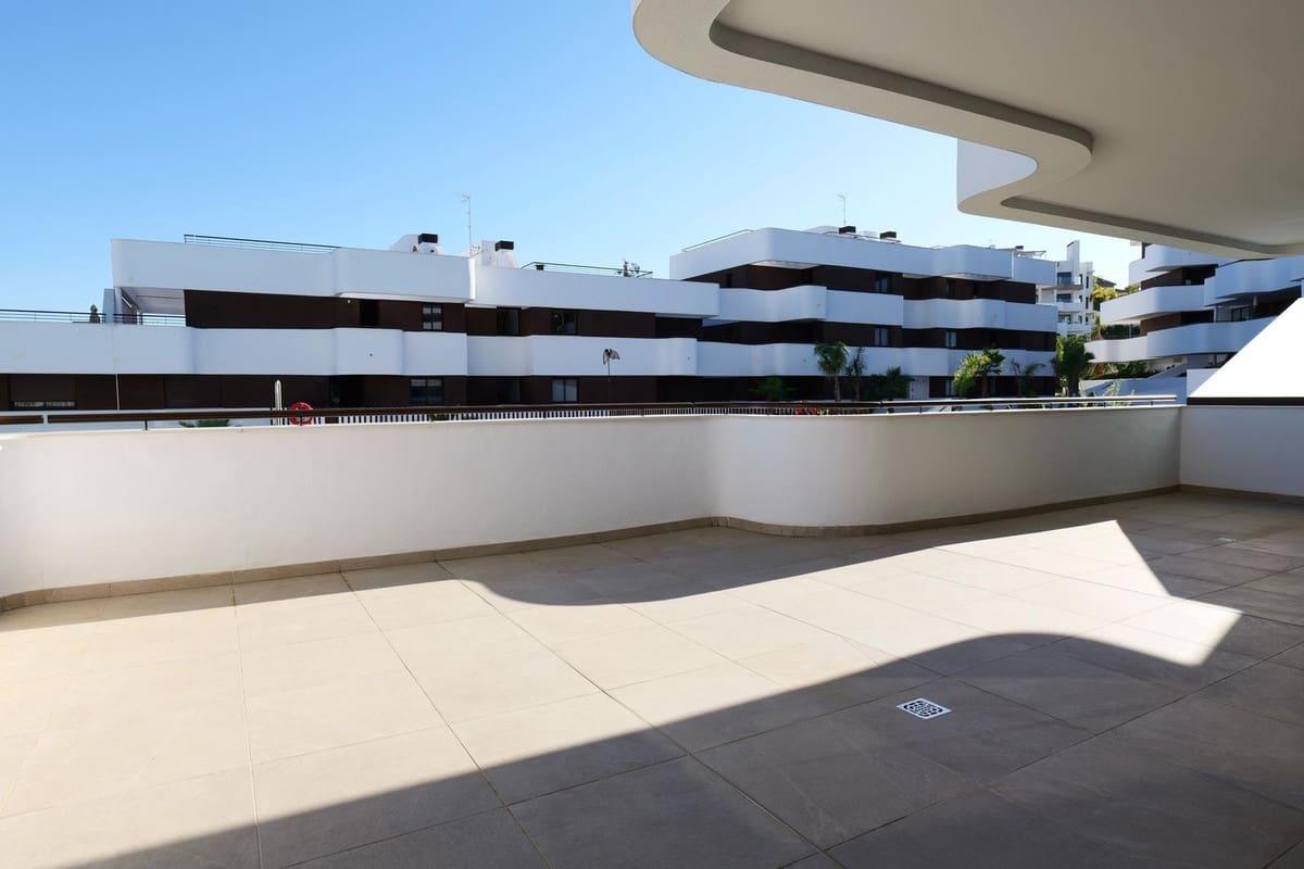 Apartamento de 2 habitaciones en Estepona en venta con piscina garaje - 595.000 € (Ref: 9733256)