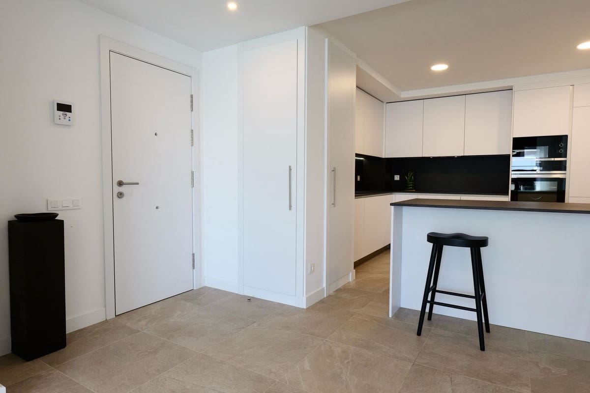 Apartamento de 2 habitaciones en Estepona en venta con piscina garaje - 595.000 € (Ref: 9733256)