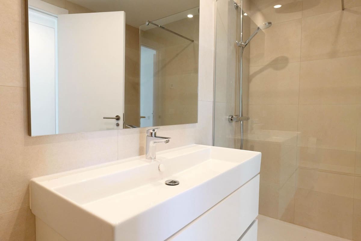 Apartamento de 2 habitaciones en Estepona en venta con piscina garaje - 595.000 € (Ref: 9733256)