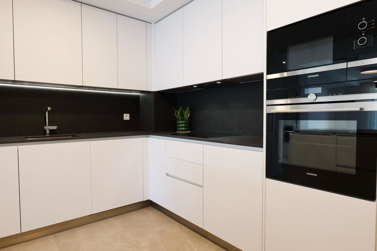 Apartamento de 2 habitaciones en Estepona en venta con piscina garaje - 595.000 € (Ref: 9733256)