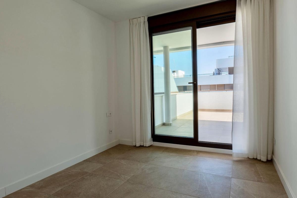 Apartamento de 2 habitaciones en Estepona en venta con piscina garaje - 595.000 € (Ref: 9733256)