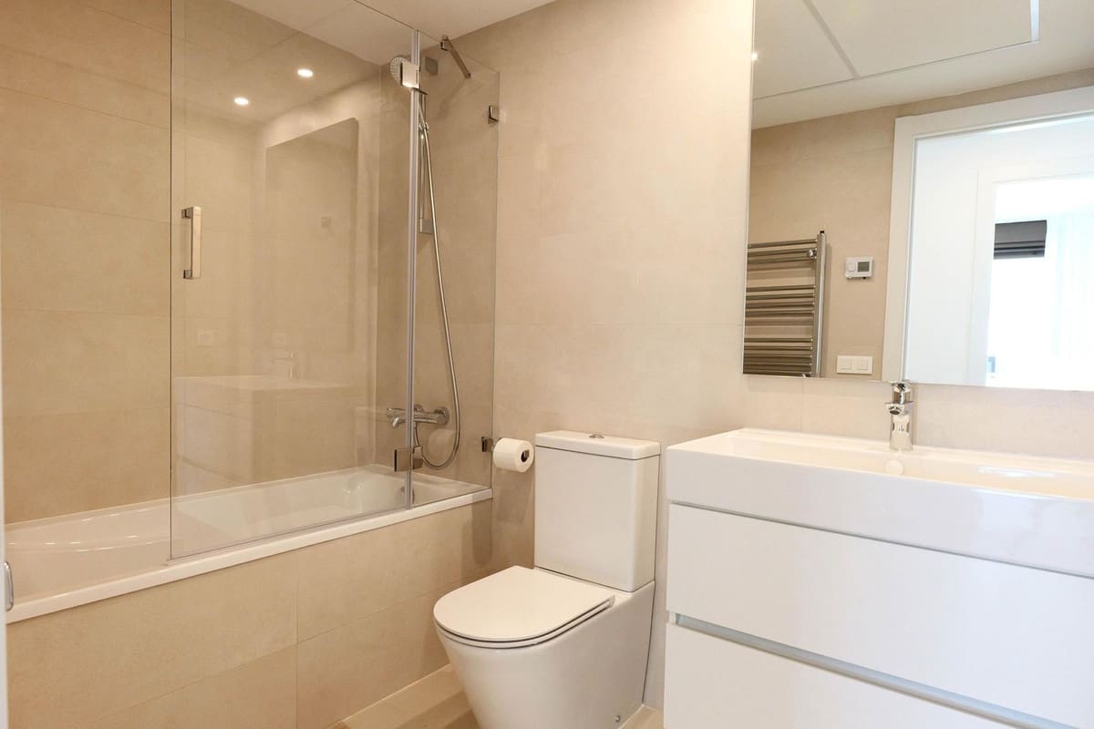 Apartamento de 2 habitaciones en Estepona en venta con piscina garaje - 595.000 € (Ref: 9733256)