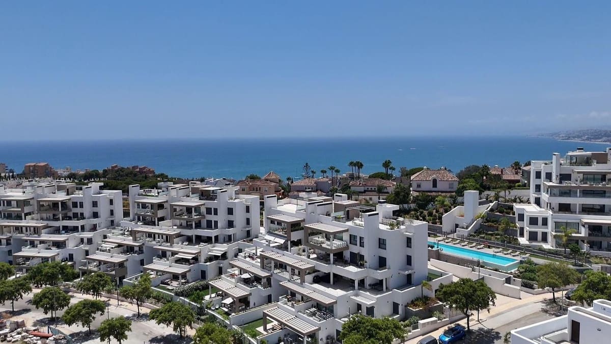 Apartamento de 2 habitaciones en Estepona en venta con piscina garaje - 595.000 € (Ref: 9733256)