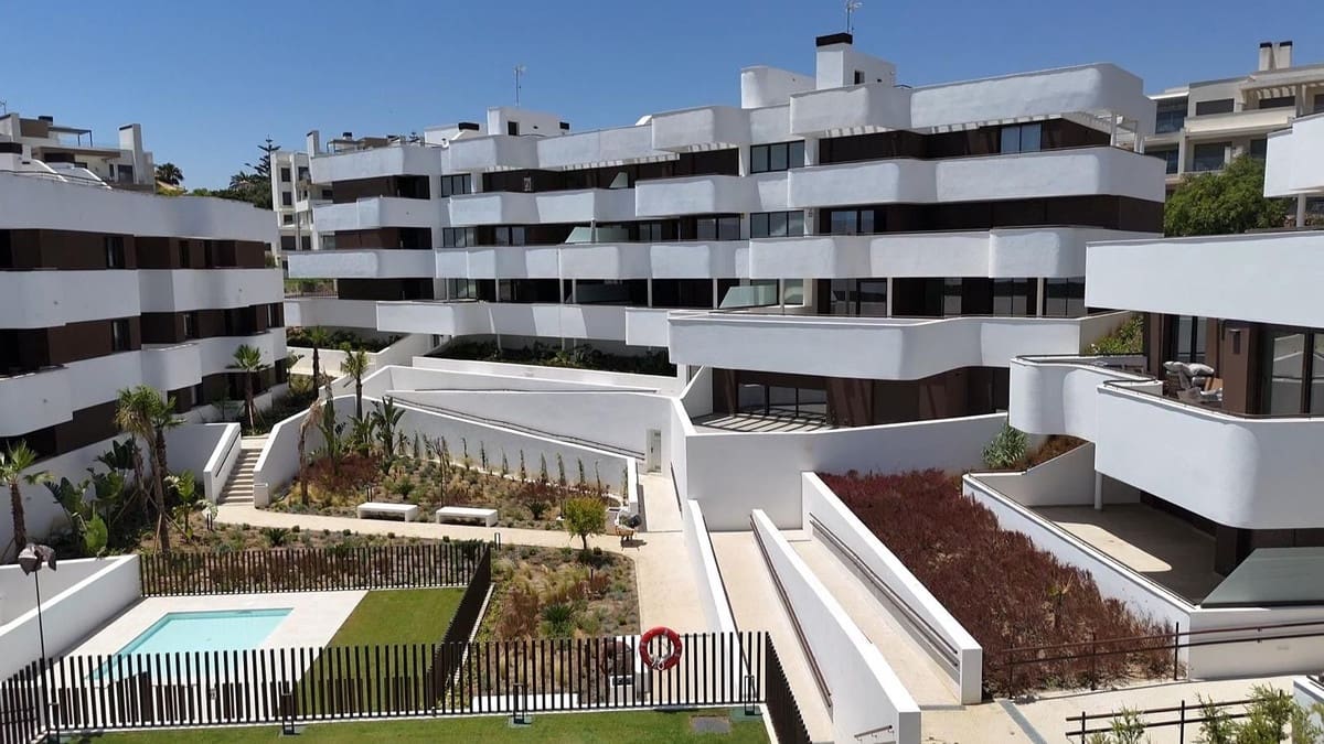 Apartamento de 2 habitaciones en Estepona en venta con piscina garaje - 595.000 € (Ref: 9733256)