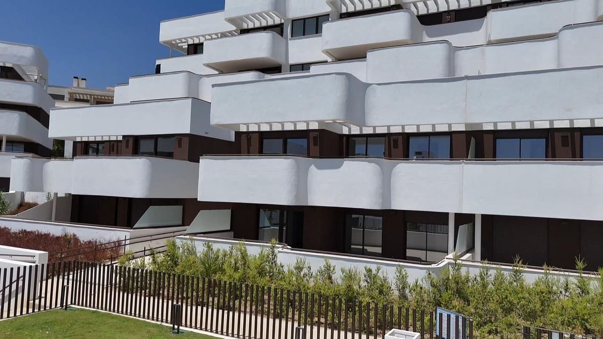 Apartamento de 2 habitaciones en Estepona en venta con piscina garaje - 595.000 € (Ref: 9733256)