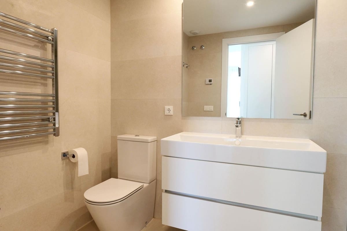 Apartamento de 2 habitaciones en Estepona en venta con piscina garaje - 595.000 € (Ref: 9733256)