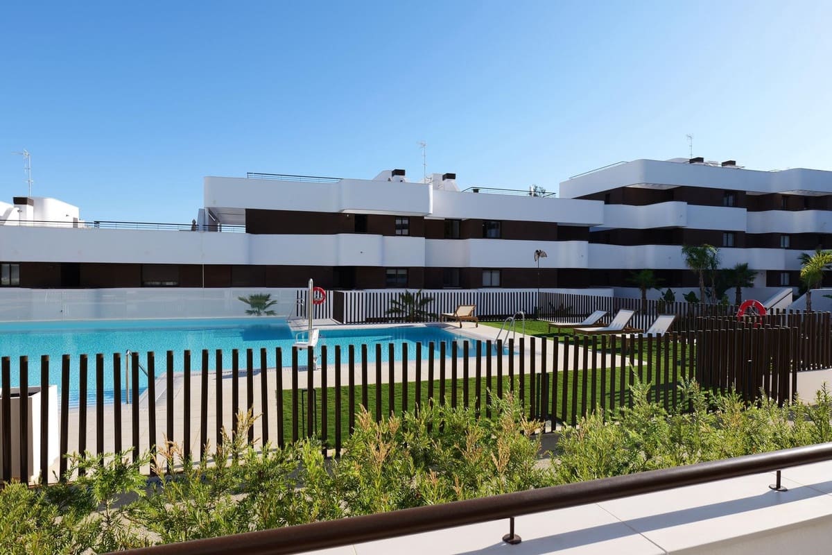 Apartamento de 2 habitaciones en Estepona en venta con piscina garaje - 595.000 € (Ref: 9733256)