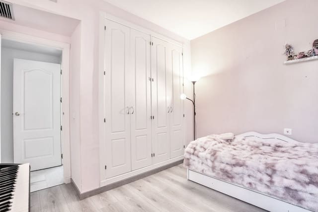 2 quarto Apartamento para venda em Nueva Andalucia, Marbella com piscina - 470 000 € (Ref: 9733263)