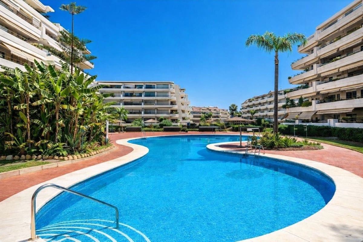 2 bedroom Apartment for sale in Guadalmina with pool garage - € 450,000 (Ref: 9733265)
