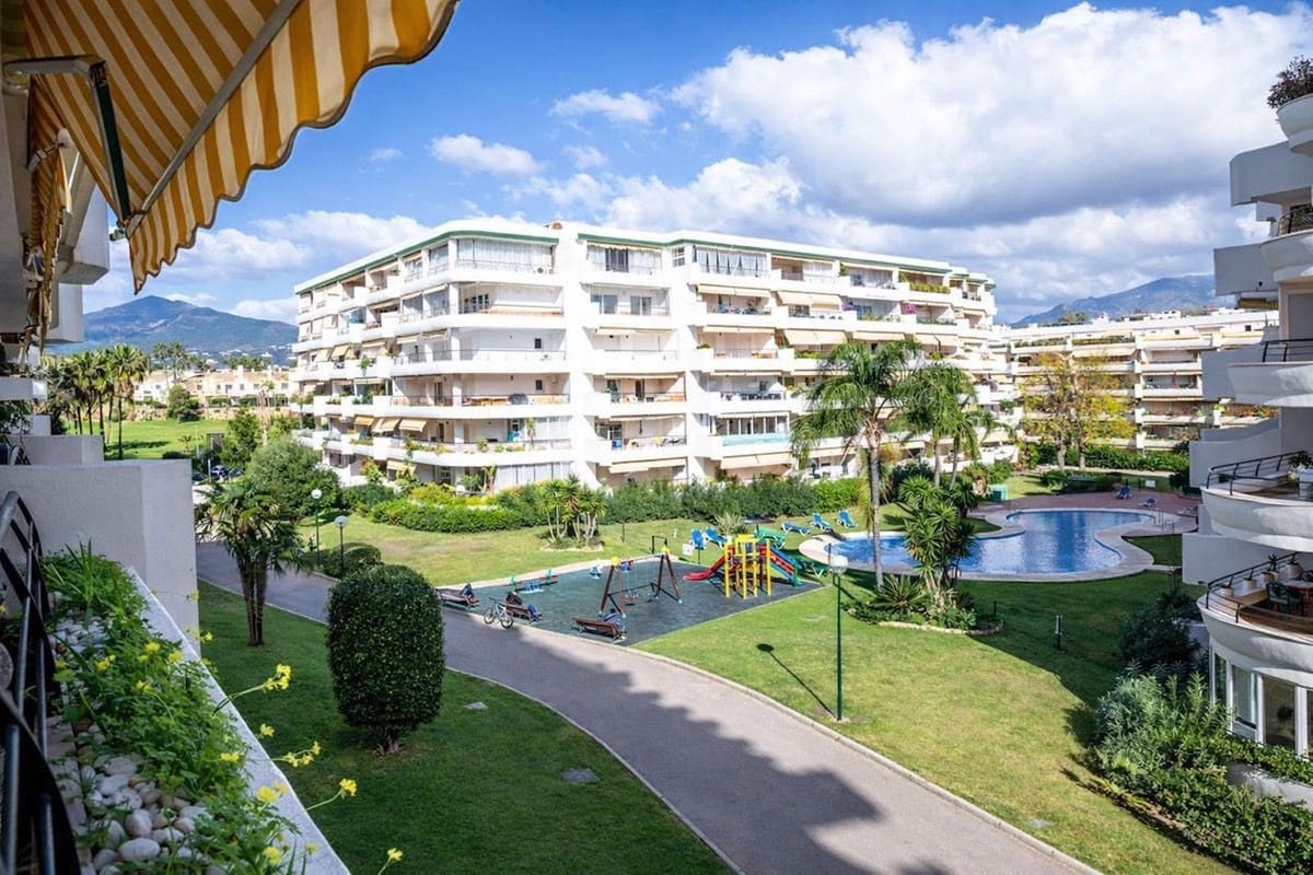 2 bedroom Apartment for sale in Guadalmina with pool garage - € 450,000 (Ref: 9733265)