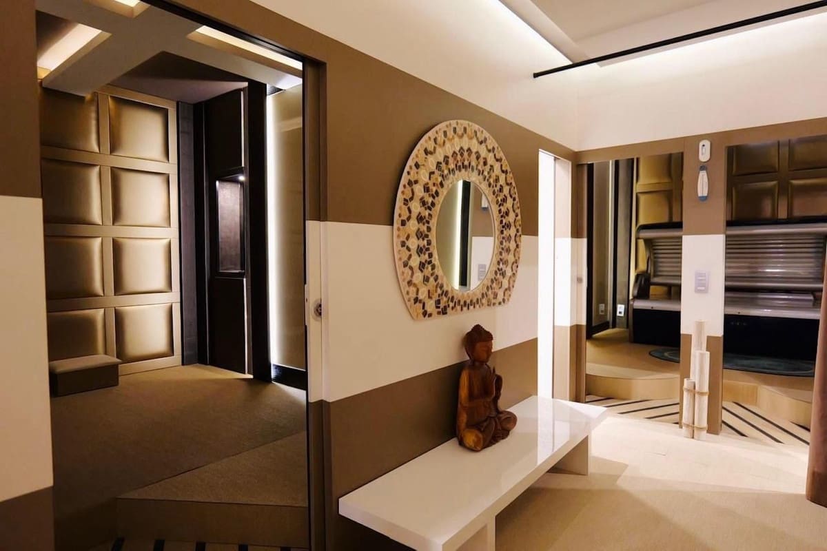 4 bedroom Commercial for sale in Puerto Banus with garage - € 260,000 (Ref: 9733275)