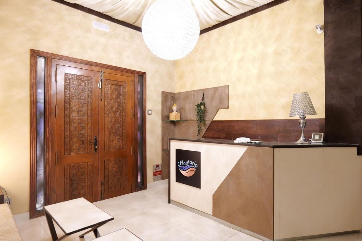 4 bedroom Commercial for sale in Puerto Banus with garage - € 260,000 (Ref: 9733275)