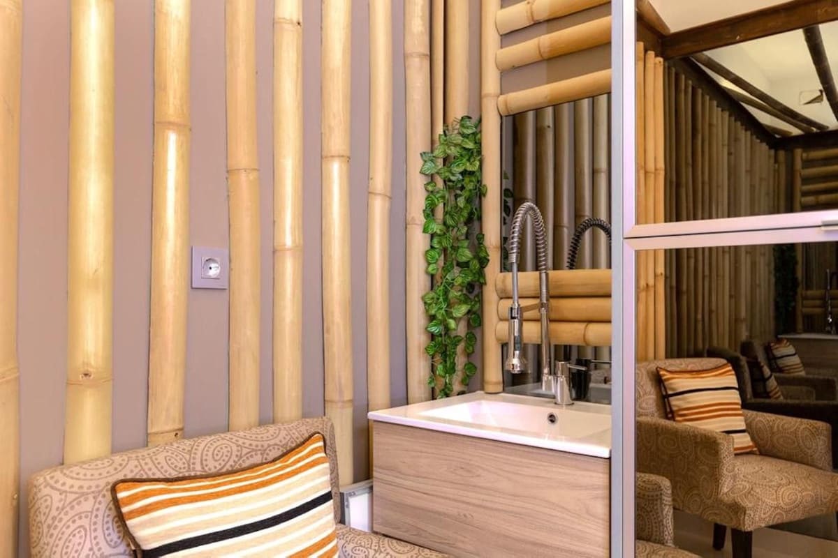 4 bedroom Commercial for sale in Puerto Banus with garage - € 260,000 (Ref: 9733275)