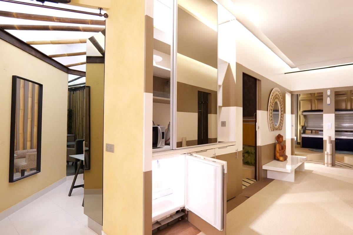 4 bedroom Commercial for sale in Puerto Banus with garage - € 260,000 (Ref: 9733275)