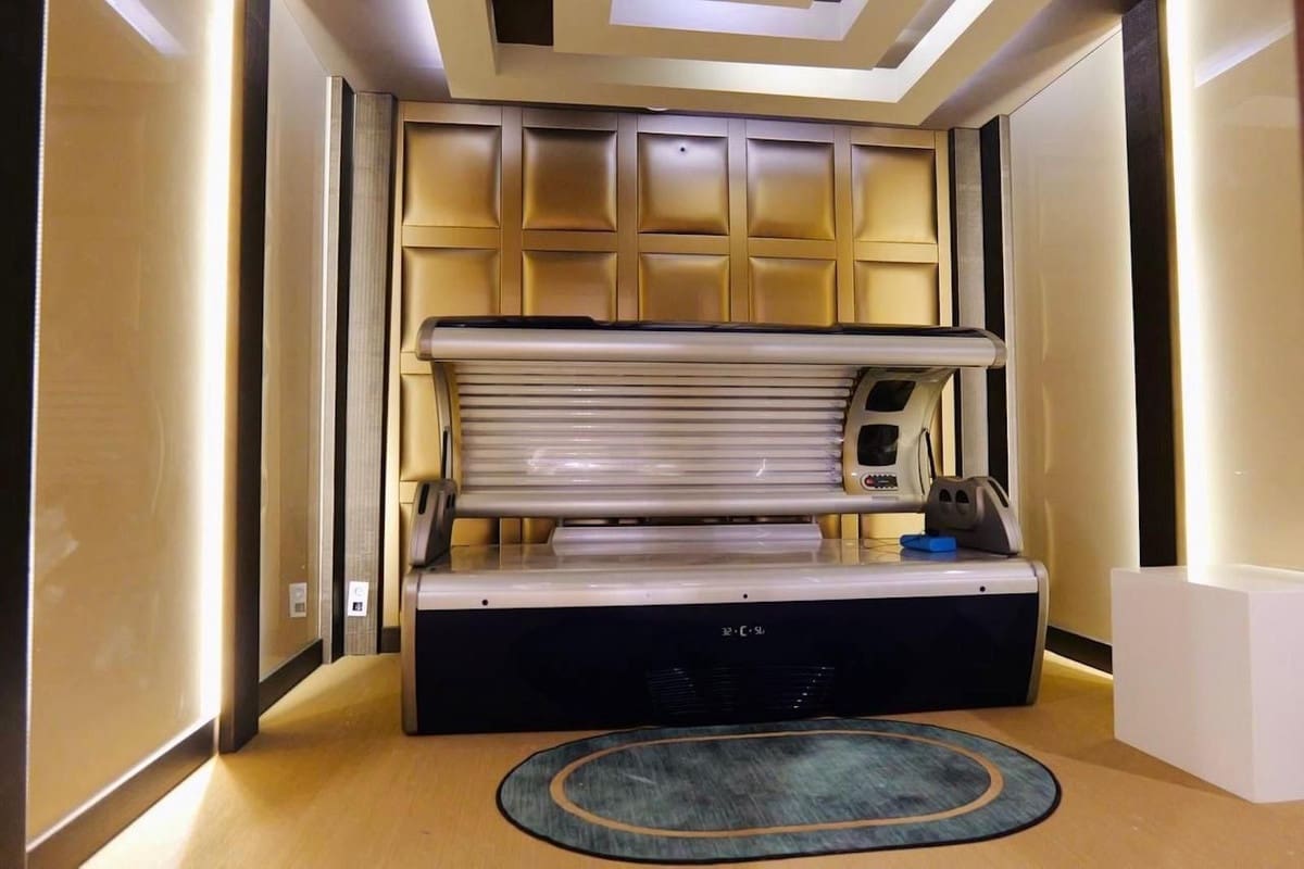 4 bedroom Commercial for sale in Puerto Banus with garage - € 260,000 (Ref: 9733275)