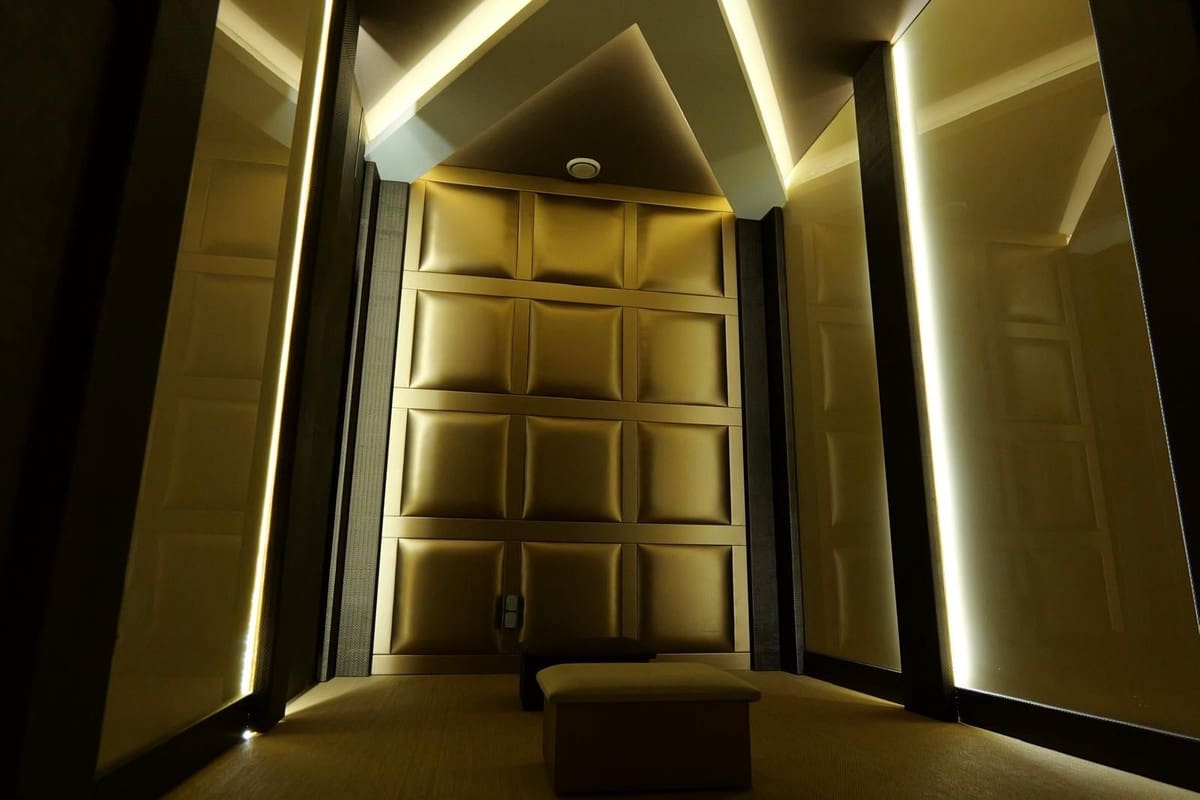 4 bedroom Commercial for sale in Puerto Banus with garage - € 260,000 (Ref: 9733275)