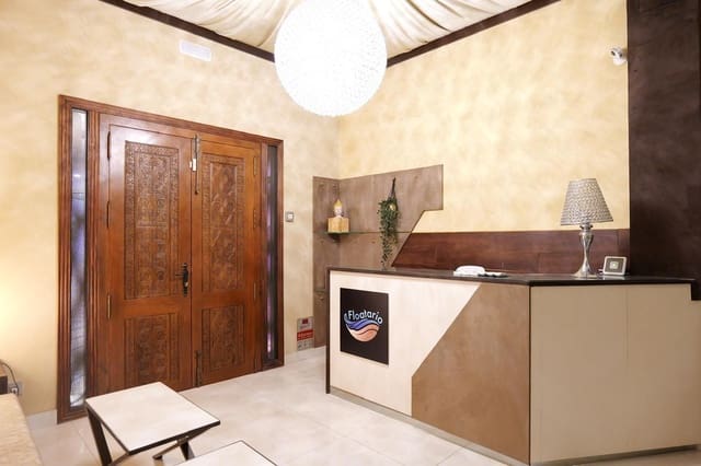 4 bedroom Commercial for sale in Puerto Banus, Marbella with garage - € 260,000 (Ref: 9733275)