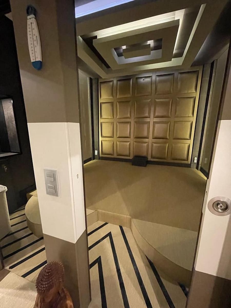 4 bedroom Commercial for sale in Puerto Banus with garage - € 260,000 (Ref: 9733275)