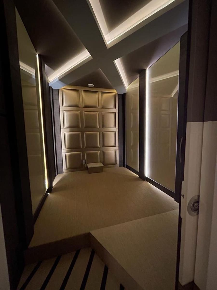 4 bedroom Commercial for sale in Puerto Banus with garage - € 260,000 (Ref: 9733275)