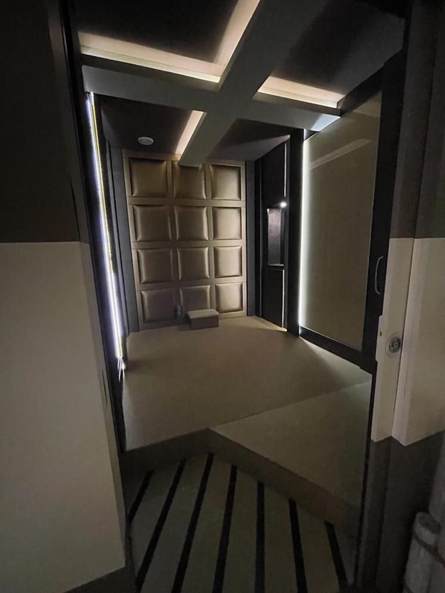 4 bedroom Commercial for sale in Puerto Banus with garage - € 260,000 (Ref: 9733275)