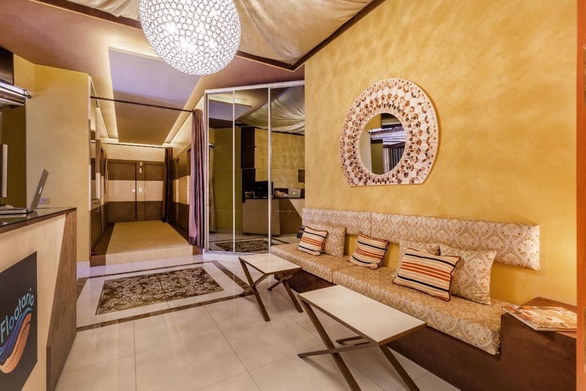 4 bedroom Commercial for sale in Puerto Banus with garage - € 260,000 (Ref: 9733275)