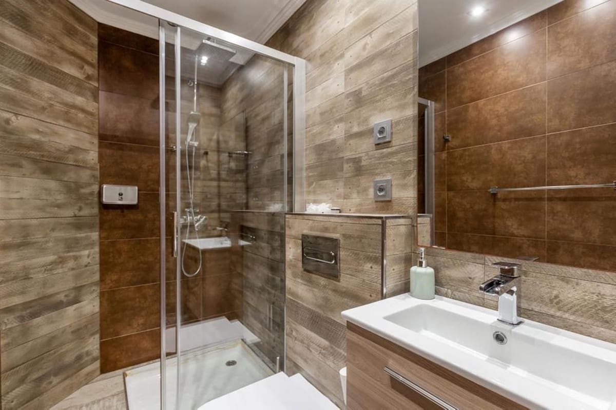 4 bedroom Commercial for sale in Puerto Banus with garage - € 260,000 (Ref: 9733275)