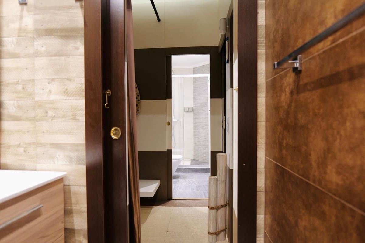 4 bedroom Commercial for sale in Puerto Banus with garage - € 260,000 (Ref: 9733275)