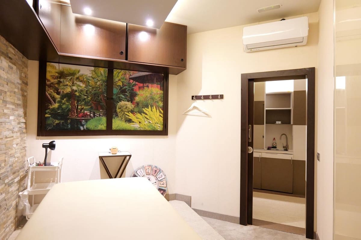 4 bedroom Commercial for sale in Puerto Banus with garage - € 260,000 (Ref: 9733275)