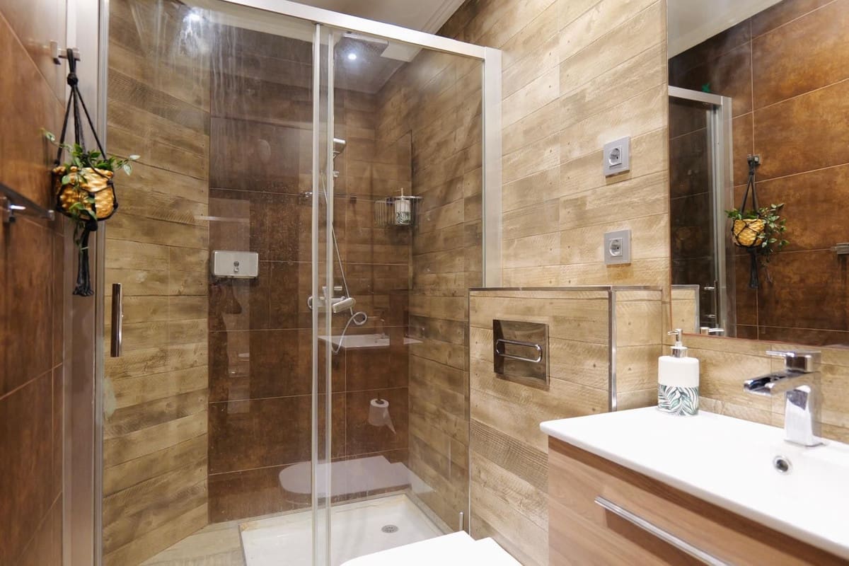 4 bedroom Commercial for sale in Puerto Banus with garage - € 260,000 (Ref: 9733275)