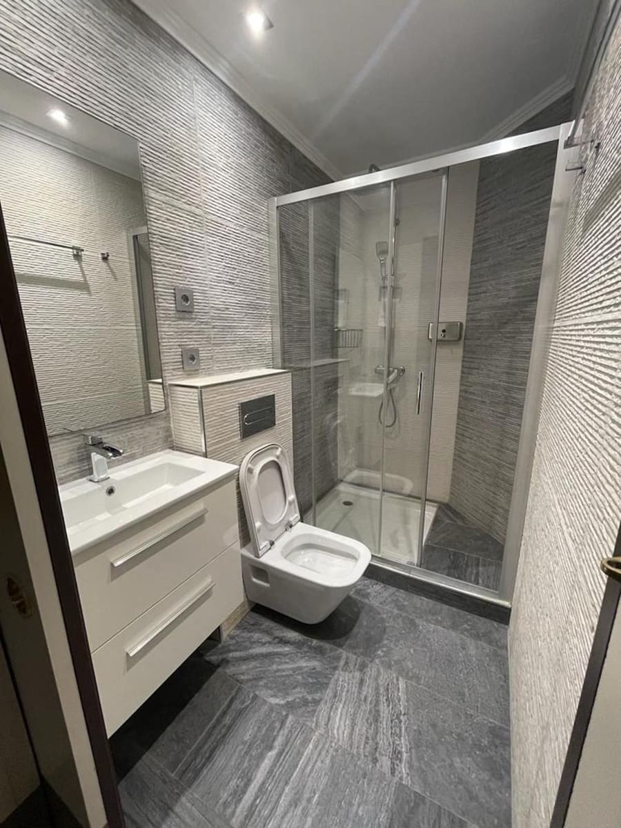 4 bedroom Commercial for sale in Puerto Banus with garage - € 260,000 (Ref: 9733275)