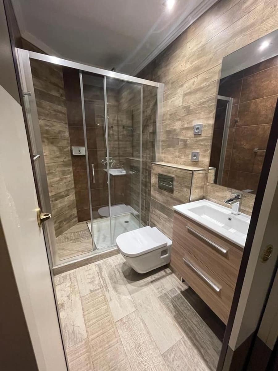 4 bedroom Commercial for sale in Puerto Banus with garage - € 260,000 (Ref: 9733275)