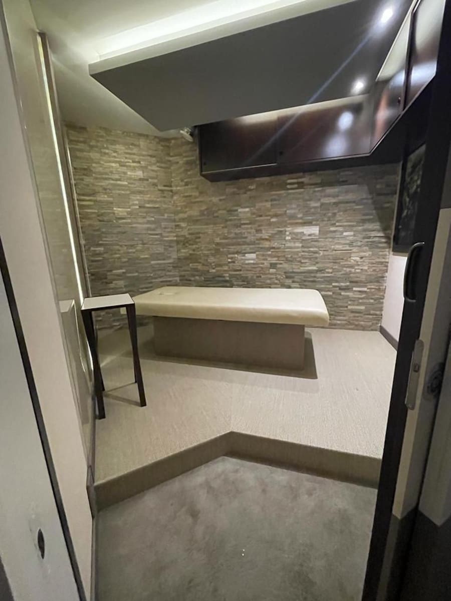 4 bedroom Commercial for sale in Puerto Banus with garage - € 260,000 (Ref: 9733275)