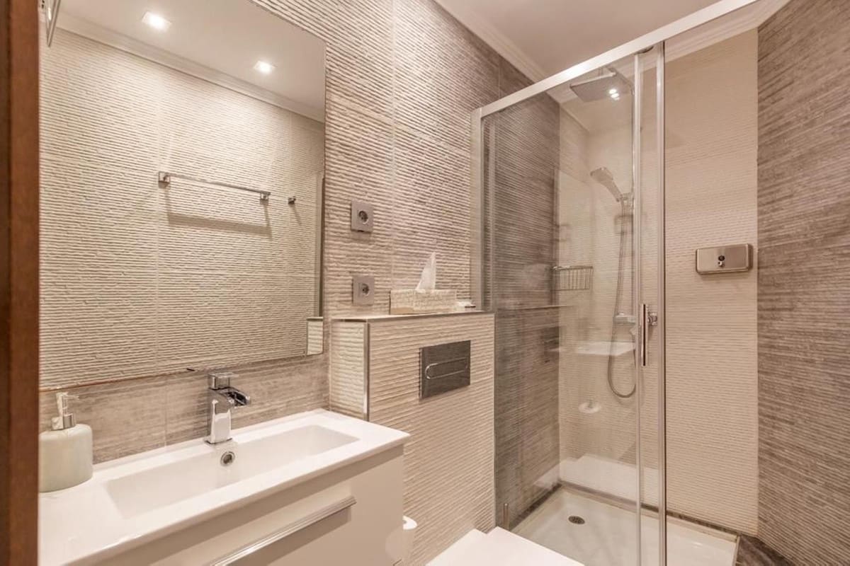 4 bedroom Commercial for sale in Puerto Banus with garage - € 260,000 (Ref: 9733275)