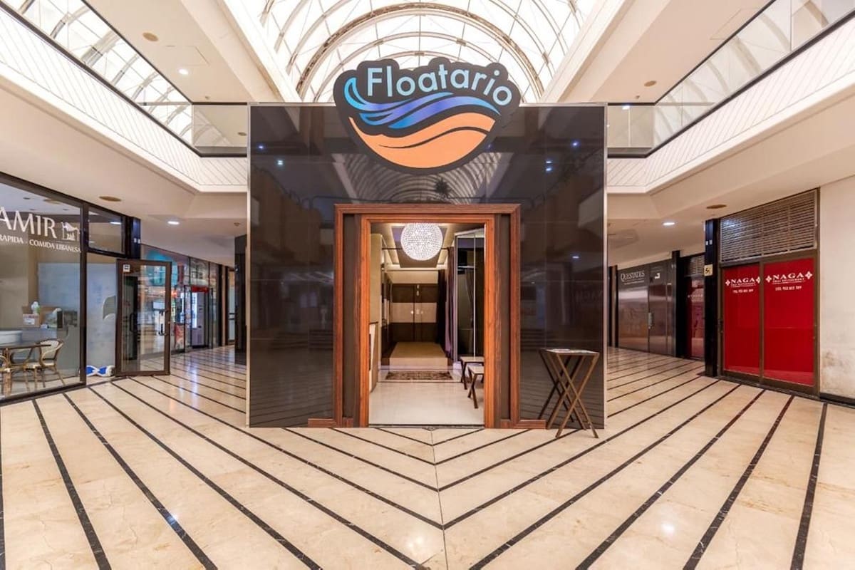 4 bedroom Commercial for sale in Puerto Banus with garage - € 260,000 (Ref: 9733275)