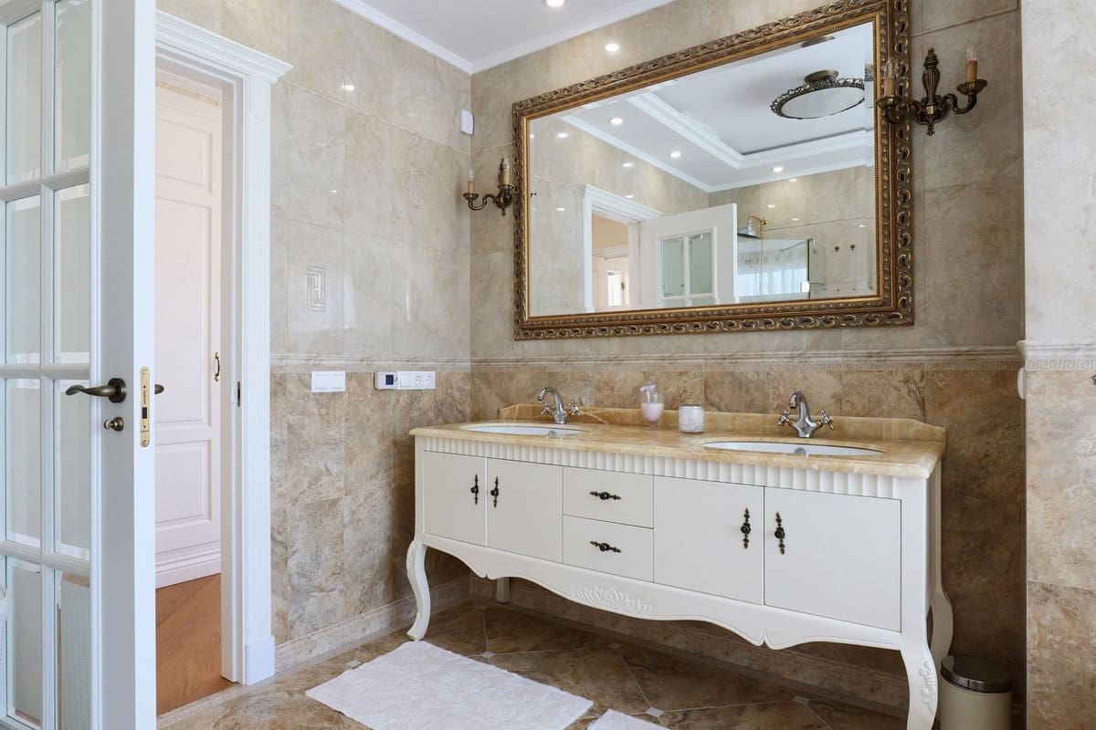 4 bedroom Villa for sale in El Rosario with pool garage - € 3,990,000 (Ref: 9733277)