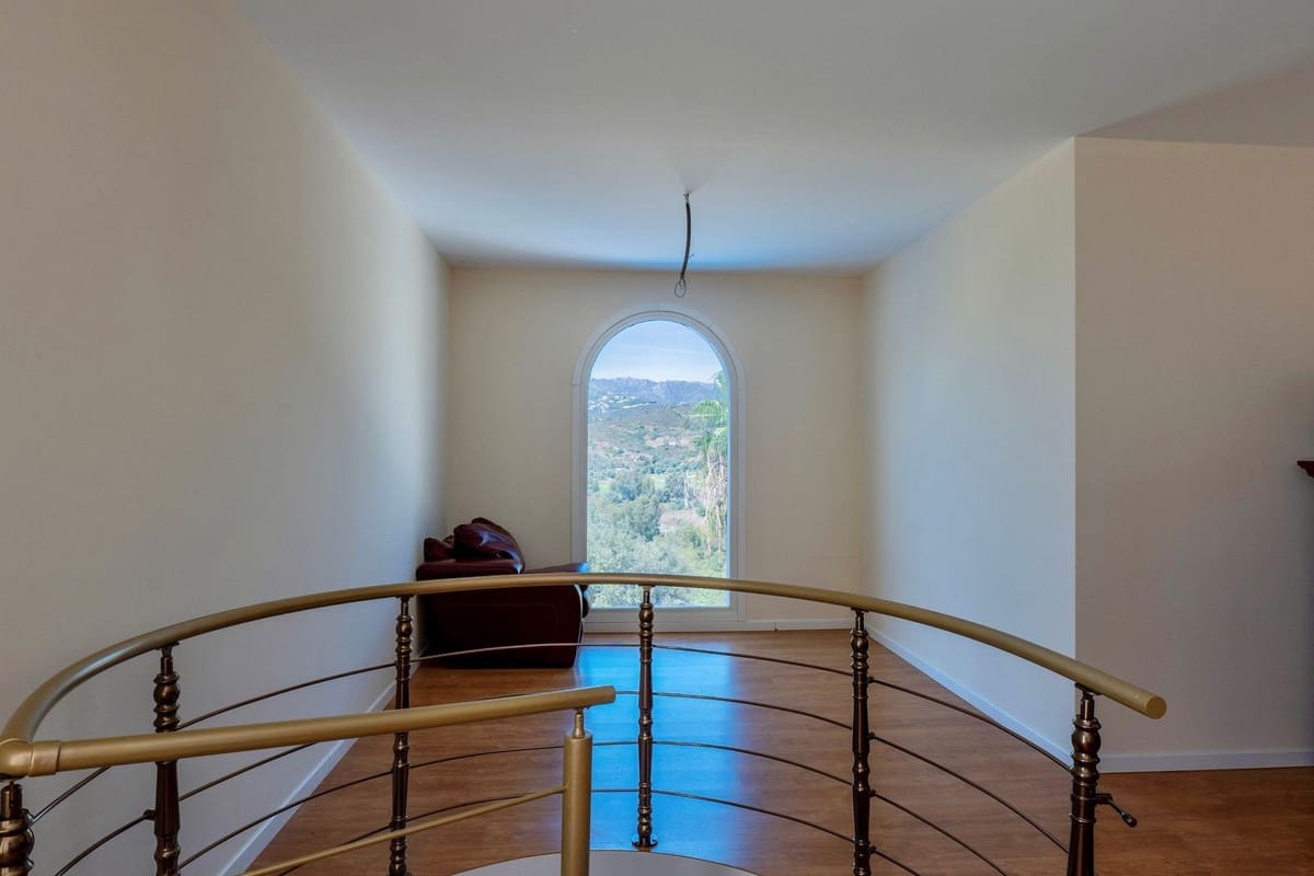 4 bedroom Villa for sale in El Rosario with pool garage - € 3,990,000 (Ref: 9733277)