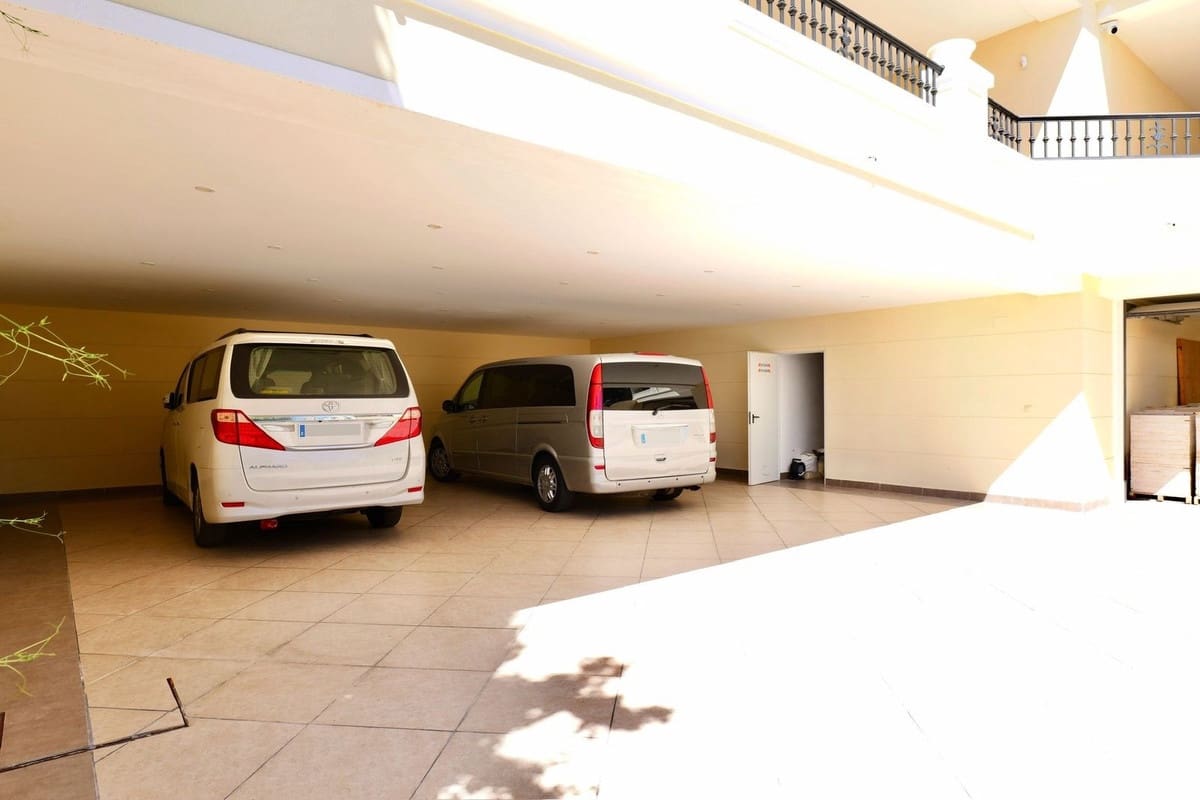 4 bedroom Villa for sale in El Rosario with pool garage - € 3,990,000 (Ref: 9733277)