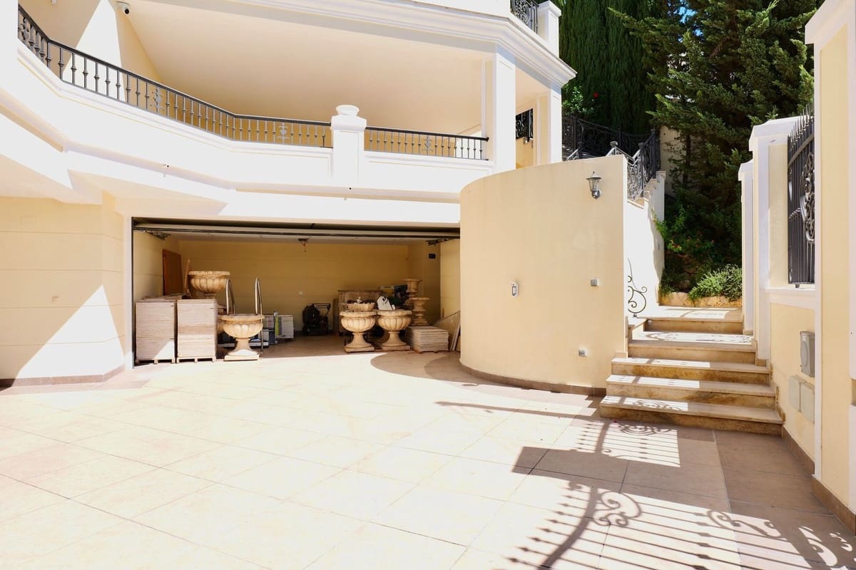 4 bedroom Villa for sale in El Rosario with pool garage - € 3,990,000 (Ref: 9733277)