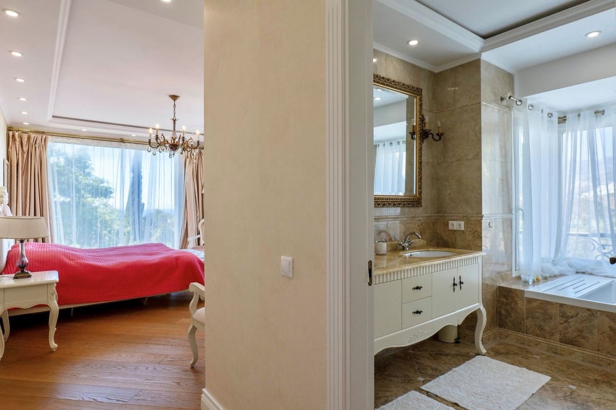 4 bedroom Villa for sale in El Rosario with pool garage - € 3,790,000 (Ref: 9733277)