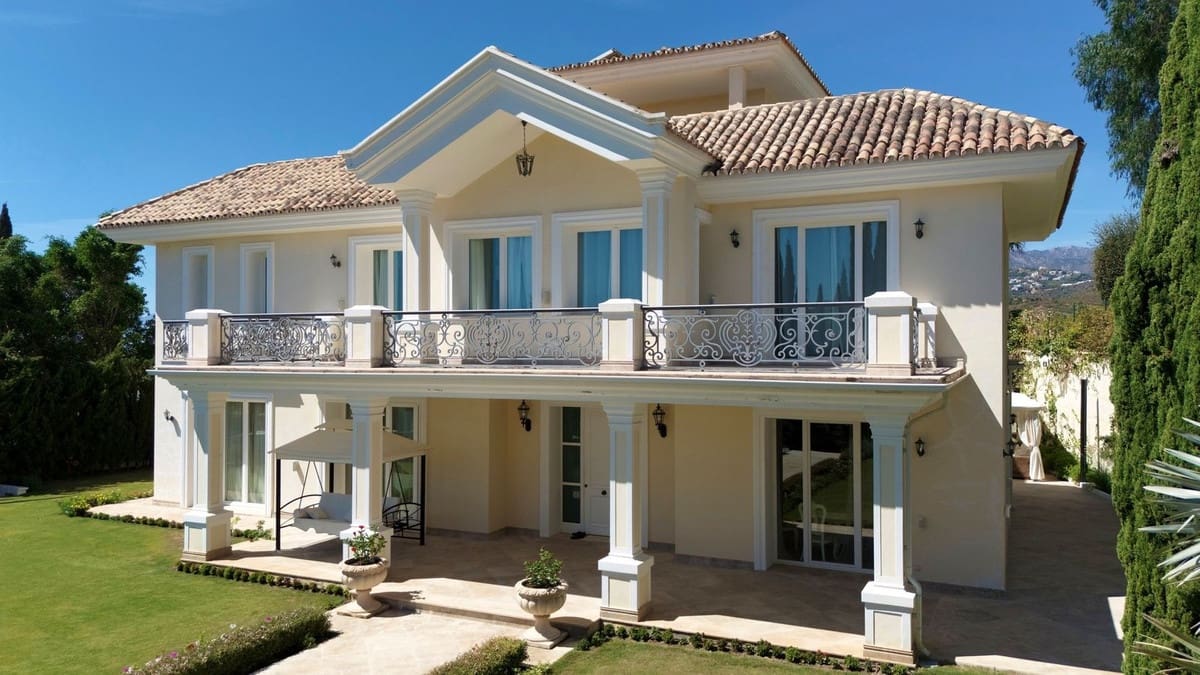 4 bedroom Villa for sale in El Rosario with pool garage - € 3,790,000 (Ref: 9733277)