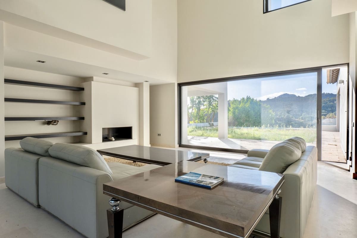 7 bedroom Villa for sale in Benahavis with pool garage - € 3,500,000 (Ref: 9733278)