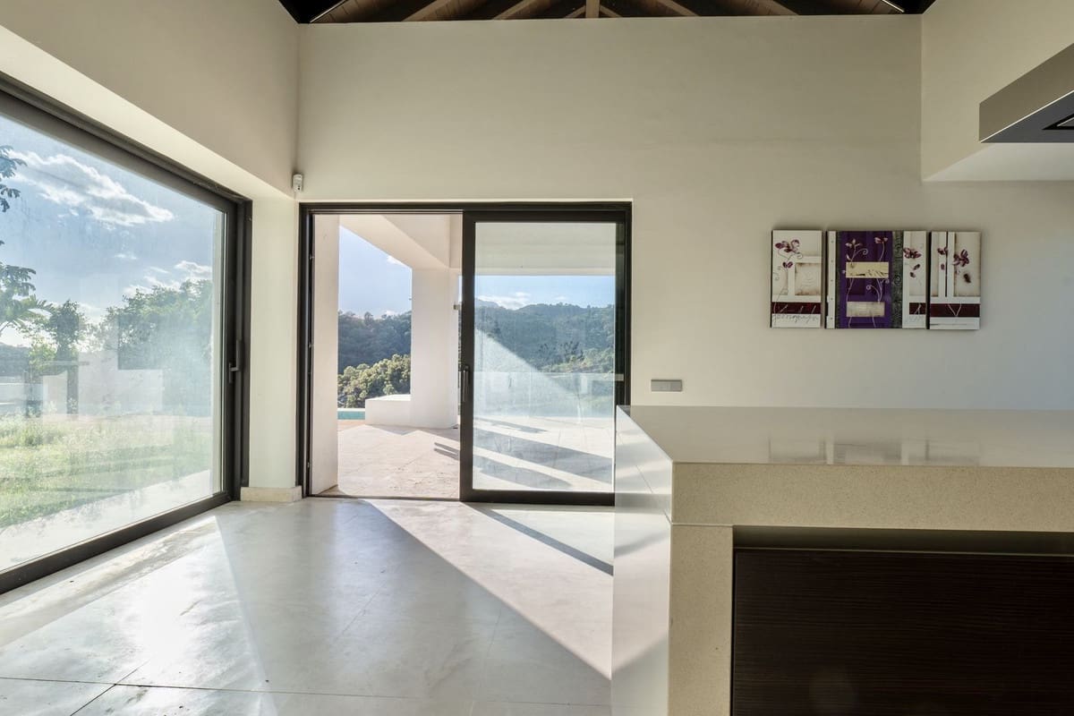 7 bedroom Villa for sale in Benahavis with pool garage - € 3,500,000 (Ref: 9733278)