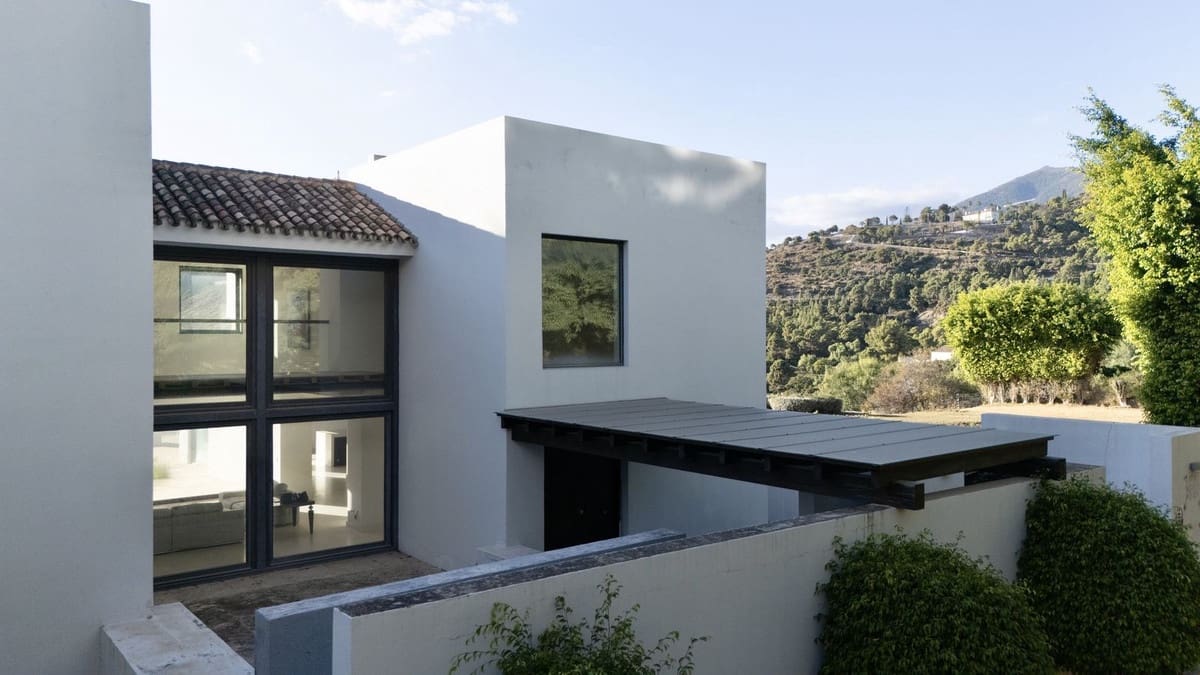 7 bedroom Villa for sale in Benahavis with pool garage - € 3,500,000 (Ref: 9733278)