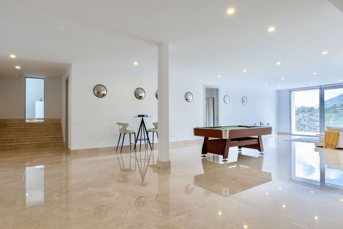 6 bedroom Villa for sale in Los Arqueros with pool garage - € 3,250,000 (Ref: 9733280)