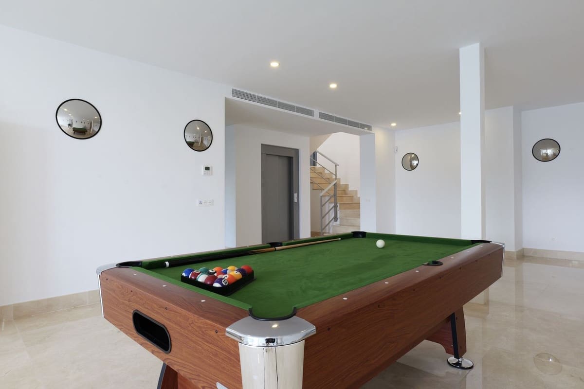 6 bedroom Villa for sale in Los Arqueros with pool garage - € 3,250,000 (Ref: 9733280)