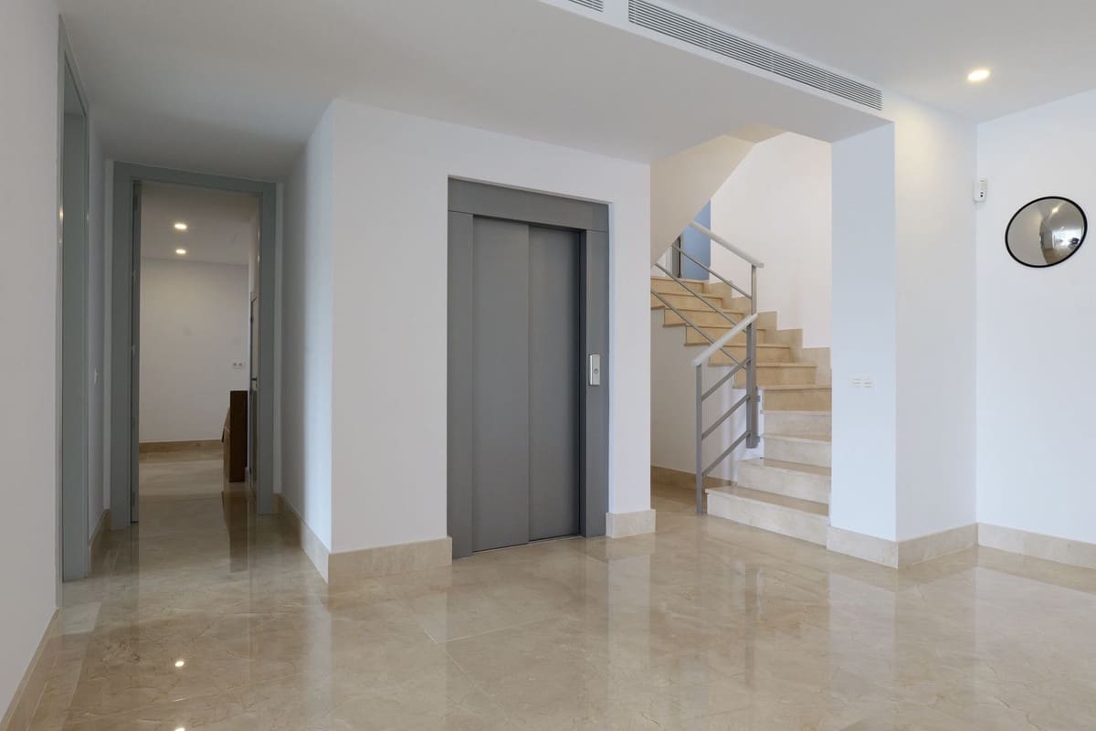 6 bedroom Villa for sale in Los Arqueros with pool garage - € 3,250,000 (Ref: 9733280)